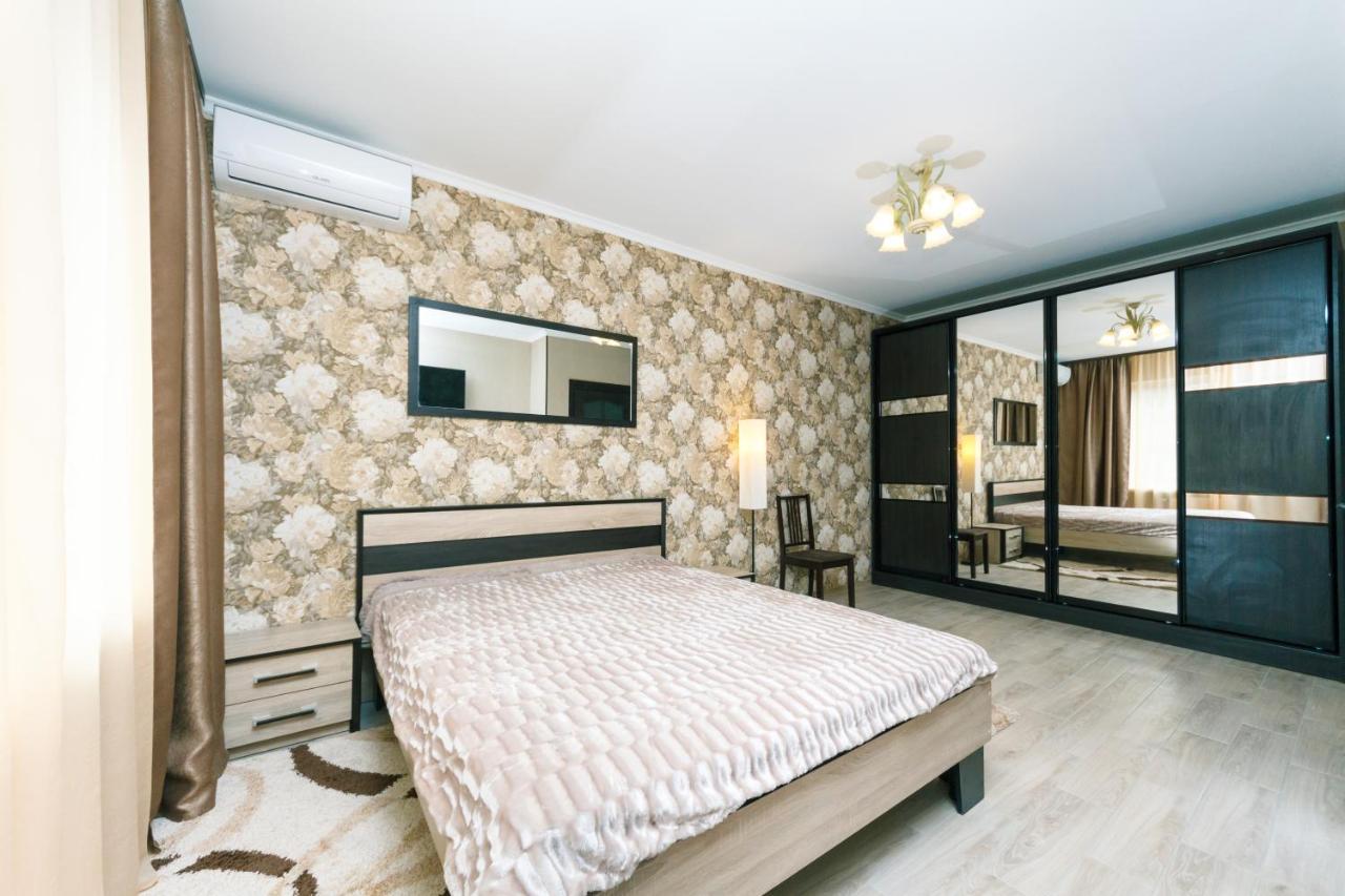 Poznyaky Apartments Patriotika เคียฟ ภายนอก รูปภาพ