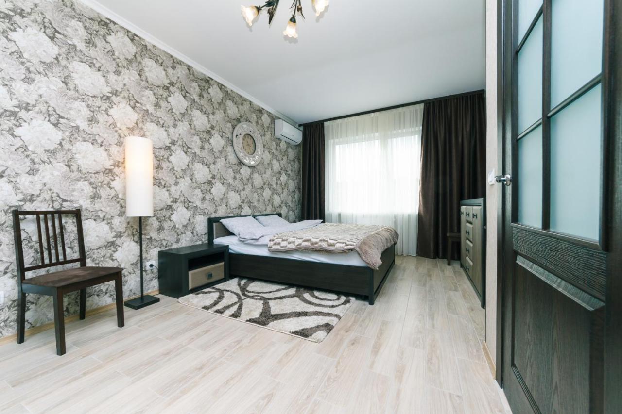 Poznyaky Apartments Patriotika เคียฟ ภายนอก รูปภาพ