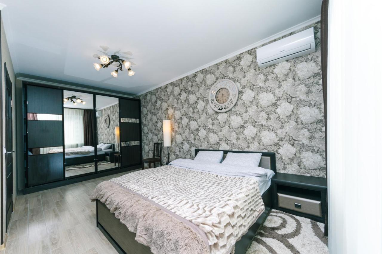 Poznyaky Apartments Patriotika เคียฟ ภายนอก รูปภาพ