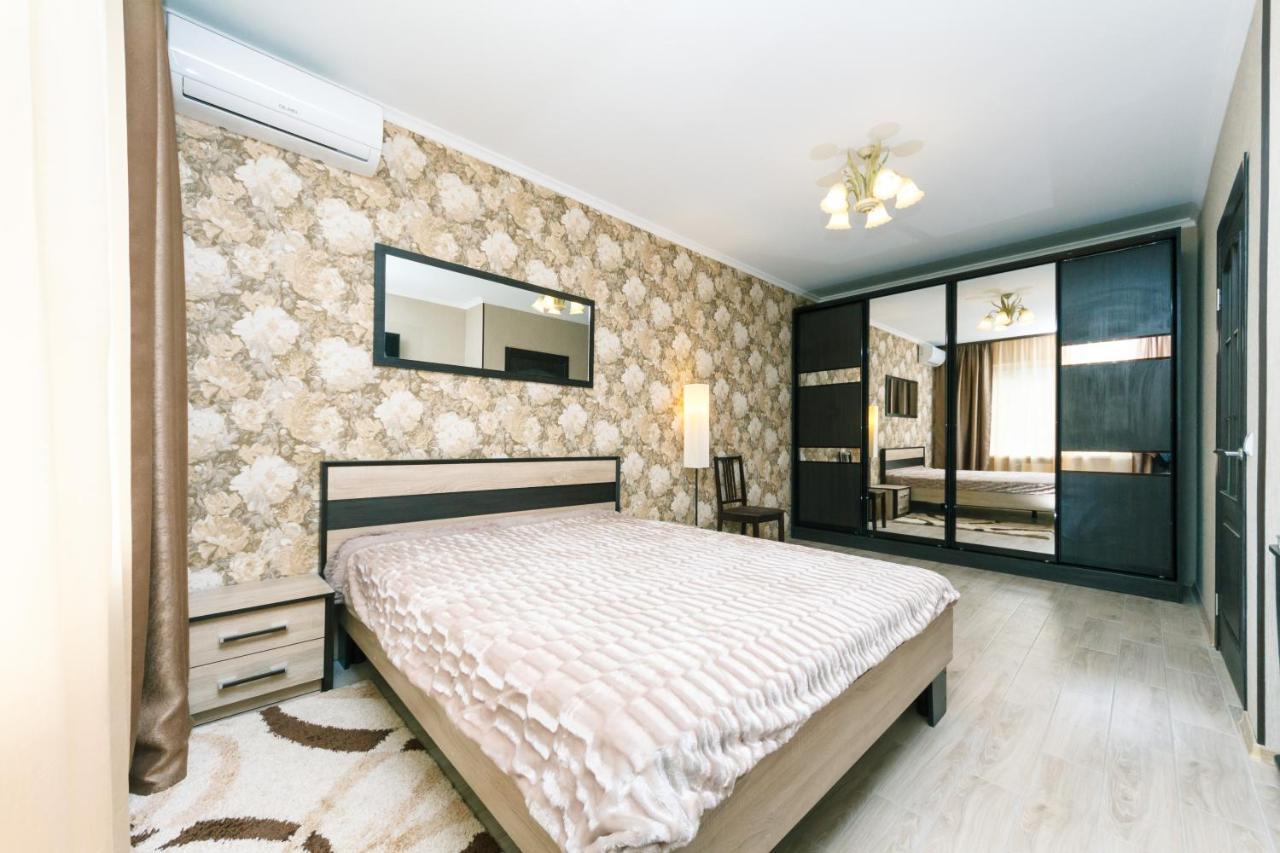 Poznyaky Apartments Patriotika เคียฟ ภายนอก รูปภาพ